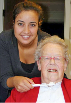 Hjemmehjaelpen-hjaelper-med-tandboerstningen